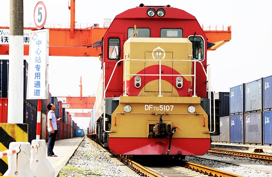 2014-08-30-首趟整車進(jìn)口班列抵達(dá)團(tuán)結(jié)村鐵路口岸，80輛奔馳、寶馬、大眾.jpg